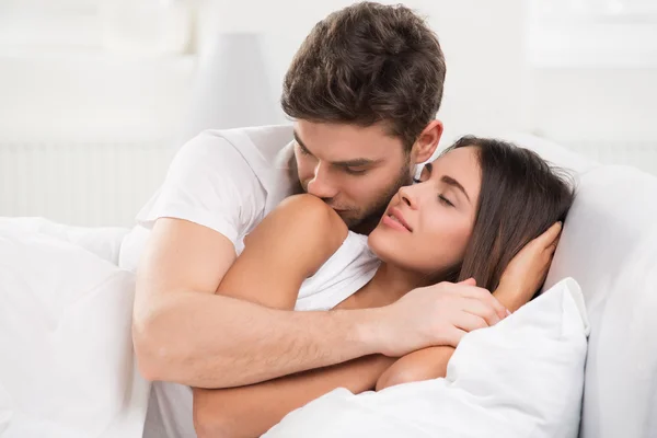 Jong volwassen paar in slaapkamer — Stockfoto