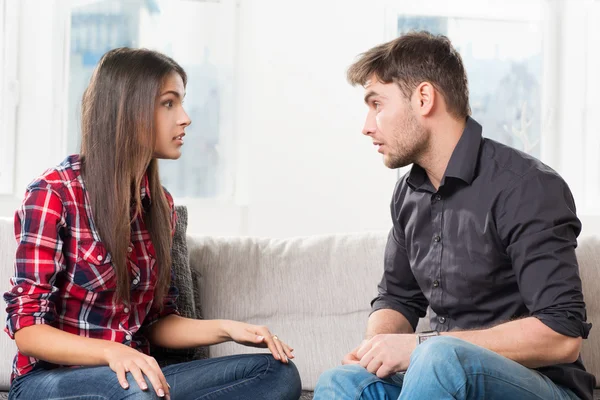 Quarreled pareja en su sala de estar — Foto de Stock