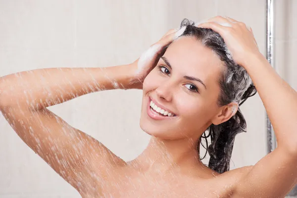 Mooie vrouw in badkamer — Stockfoto