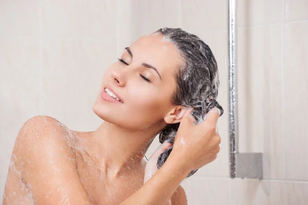 Hermosa mujer en el baño — Foto de Stock