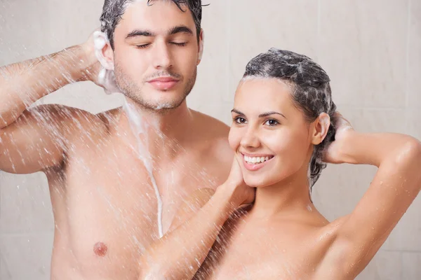 Mooi paar wassen in de douche — Stockfoto