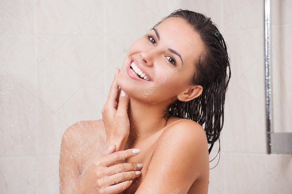 Невероятная красотка принимает душ