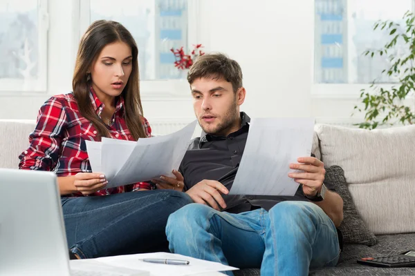 Casal calculando suas contas domésticas em casa — Fotografia de Stock