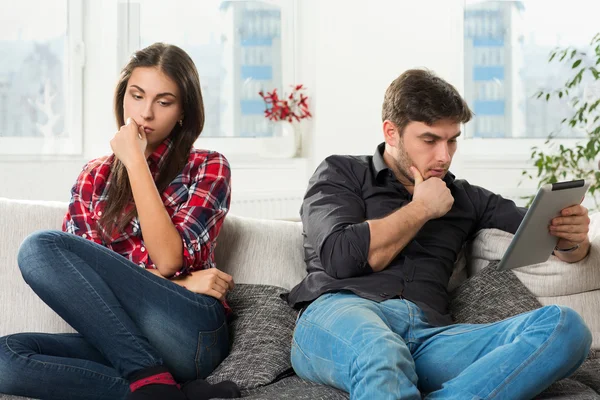 Young couple in conflict, a guy with a tablet — Stock Photo, Image