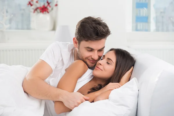 Pareja de adultos jóvenes en el dormitorio — Foto de Stock