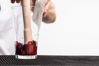 Barmen kokteyl hazırlama