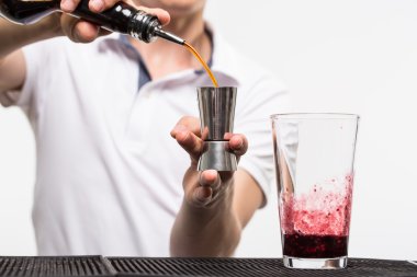 Barmen kokteyl hazırlama