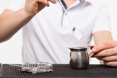 Barmen kokteyl hazırlama