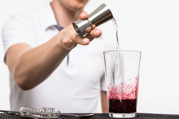 Barista preparazione coctail — Foto Stock