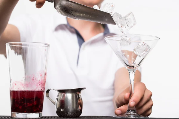 Barista preparazione coctail — Foto Stock