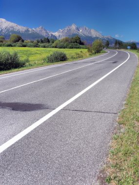 Yaz aylarında yüksek tatras giden yol