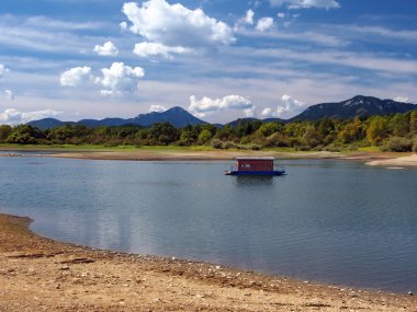 küçük tekne-evi ve yaz aylarında shore