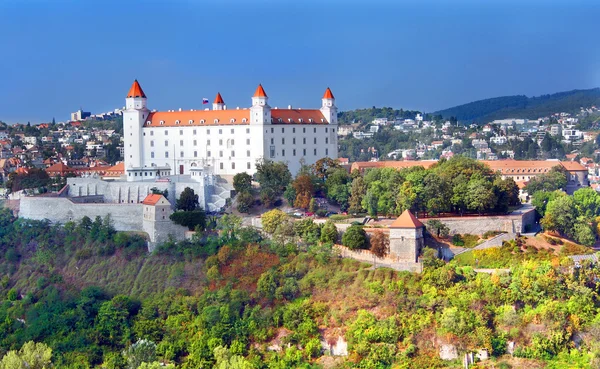 Castelo de Bratislava em nova pintura branca Fotos De Bancos De Imagens