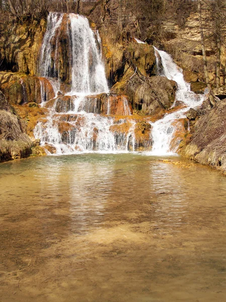 Bohaté na minerální-vodopád v štěstí vesnici, Slovensko — Stock fotografie