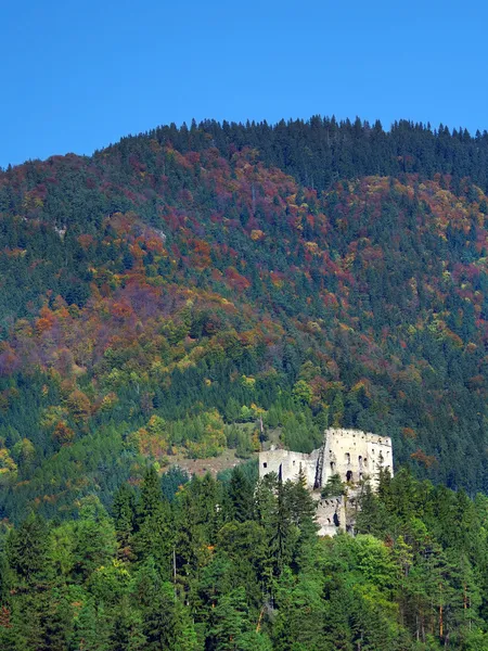 Likava kasteel ruïne verborgen in diepe bossen — Stockfoto