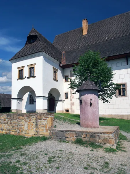 Casa senhorial rara e pilar da vergonha em Pribylina — Fotografia de Stock