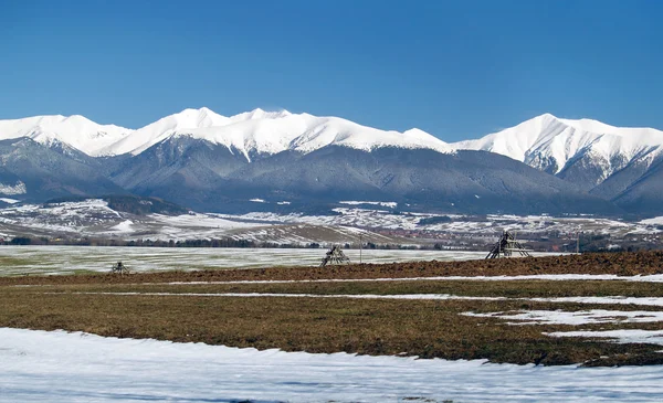 Winterfelder und Gipfel der Rohace Mountains — Stockfoto