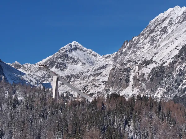 Pieken van hoge Tatra en skischans — Stockfoto