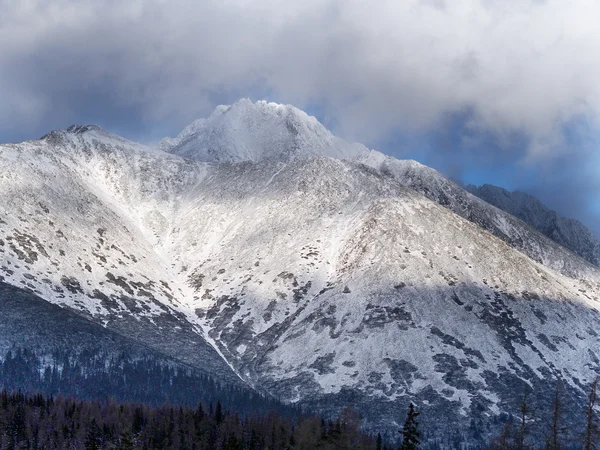 Σύννεφα στην οροσειρά high Tatra κατά τη διάρκεια του χειμώνα — Φωτογραφία Αρχείου