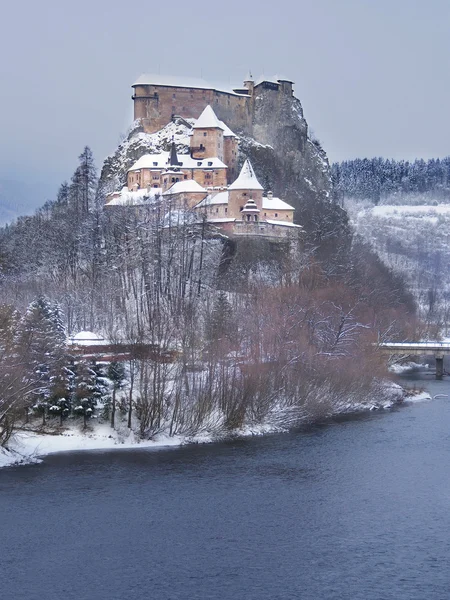 Famoso castillo de Orava en invierno —  Fotos de Stock