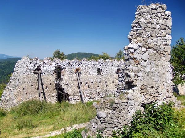 Verwoeste fortification muren van het kasteel van cachtice — Stockfoto