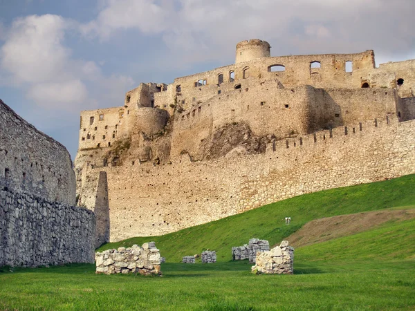 Gün batımından önce spissky kalenin surlarının — Stok fotoğraf