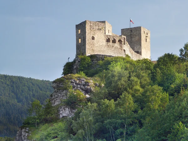 Ruïnes van strecno kasteel vóór zonsondergang — Stockfoto