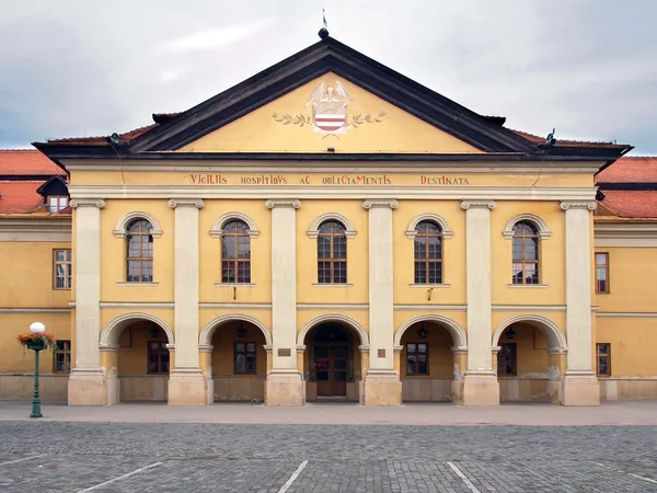 Reduto Histórico (atual Biblioteca) em Kezmarok, Patrimônio Cultural Nacional da Eslováquia . Fotos De Bancos De Imagens