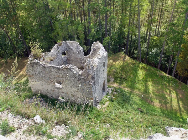 Verwoeste toren van kasteel Sklabiňa — Stockfoto