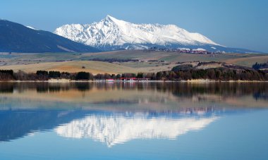 Liptovska mara yansıyan krivan tepe