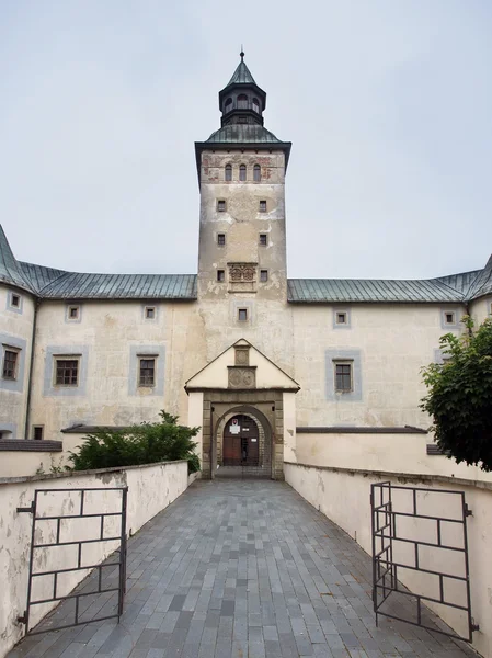 Eingang zum thurzo castle in bytca — Stockfoto