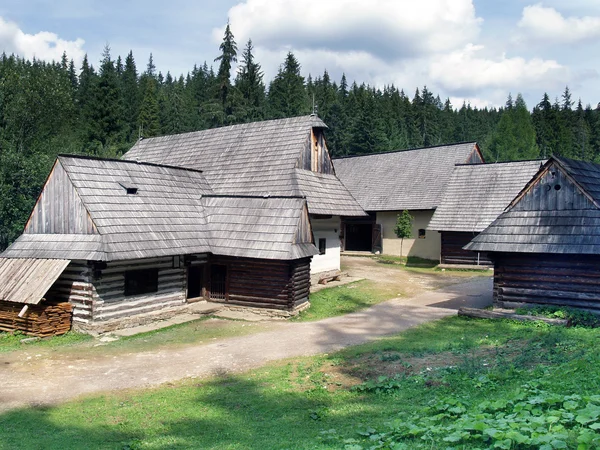 Casas populares de madera en el museo Zuberec —  Fotos de Stock