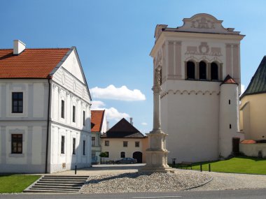 Townhall, marian sütun ve çan kulesi