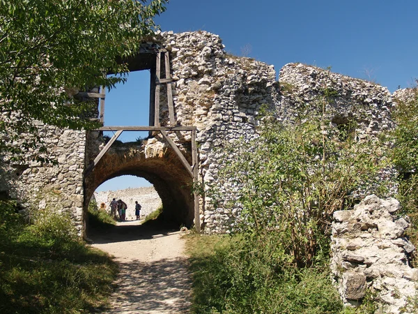 Ворота на подвір'ї Cachtice замку — стокове фото