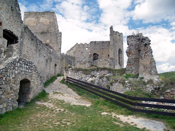 Dentro de ruínas do Castelo de Beckov — Fotografia de Stock