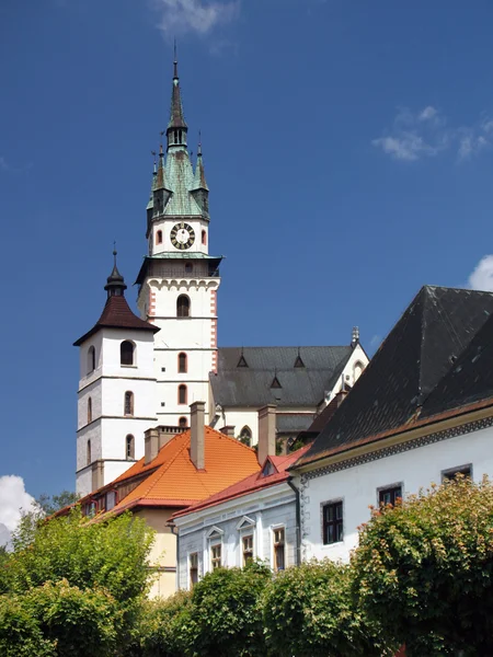 Церковь Святой Екатерины и Кремницкий замок — стоковое фото