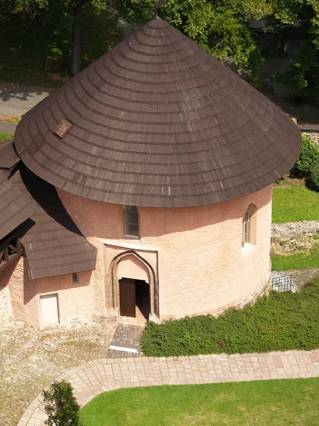 Романський склеп в належить замок — стокове фото