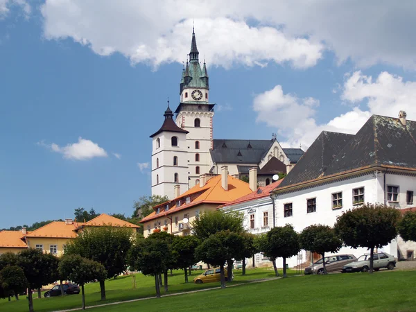 Plaza principal y castillo en Kremnica — Foto de Stock