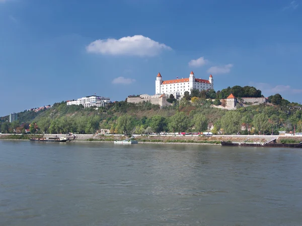 Замку Братиславський град вище Дунаю — стокове фото