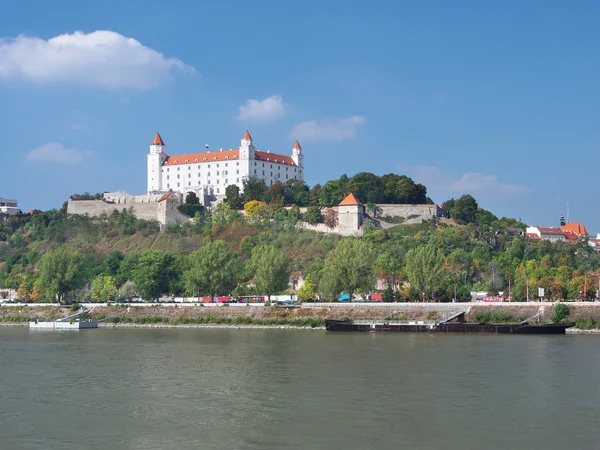 Rio Danúbio e castelo de Bratislava — Fotografia de Stock