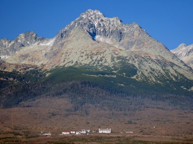 peak gerlach altında küçük binalar