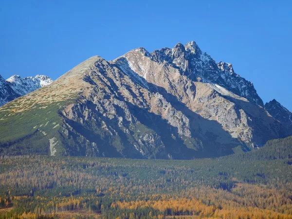 Picos masivos de Tatras Altos en otoño — Foto de Stock