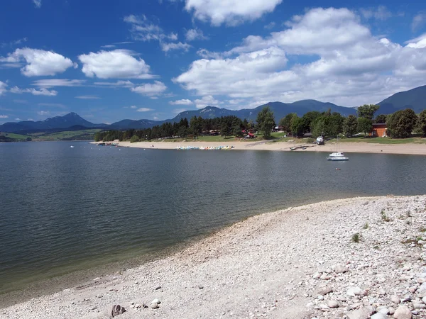 Strand am liptovsky trnovec, liptovska mara — Stockfoto