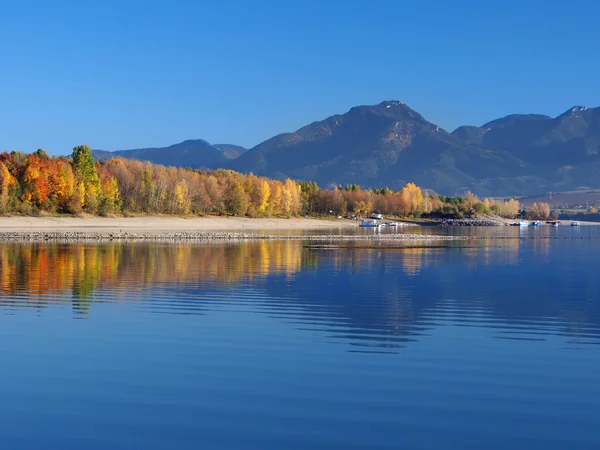 Αντανάκλαση της χαμηλής tatras στο αργά το βράδυ — Φωτογραφία Αρχείου