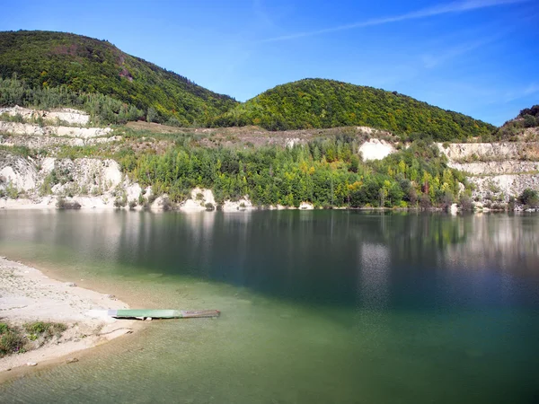 Vista de verão do lago Sutovo, Eslováquia — Fotografia de Stock