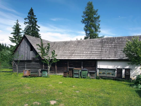 Ruches d'abeilles en bois près de la maison populaire à Pribylina — Photo