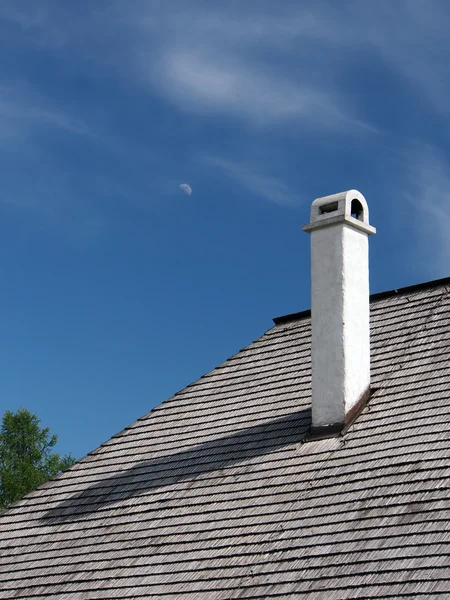 Šindelové střechy, s komínem a měsíc — Stock fotografie