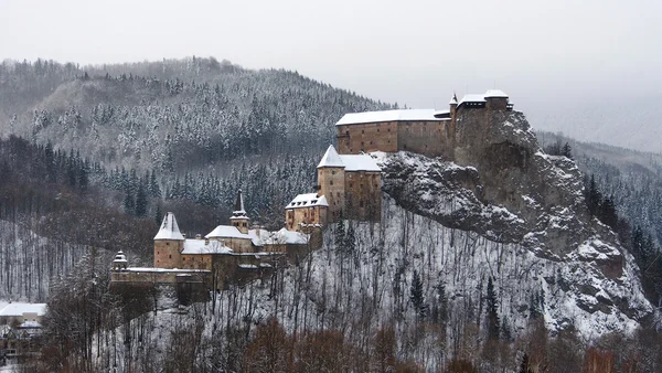 Alle gebouwen van orava kasteel in de winter — Stockfoto