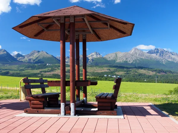 Lavice pod přístřeší a Vysoké Tatry — Stock fotografie