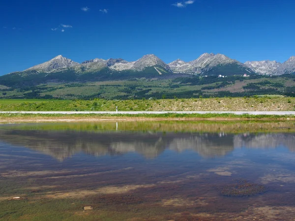 Reflexão de Tatras altos no lago — Fotografia de Stock